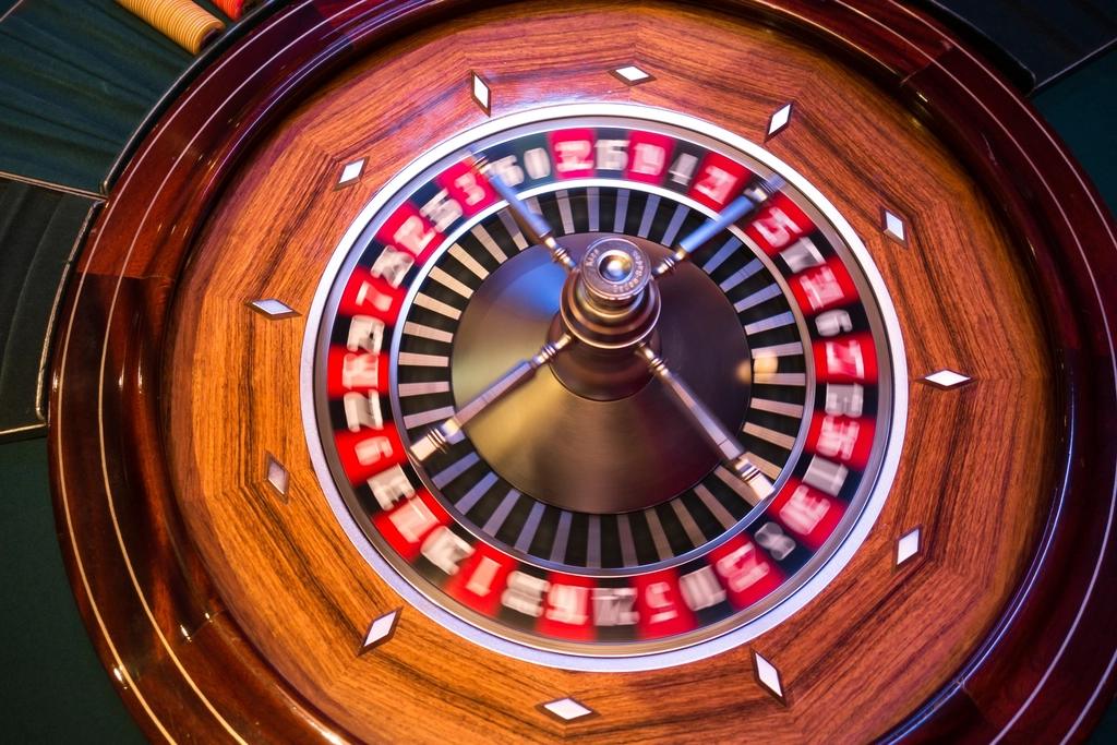 Meja roulette dengan roda dan bola permainan