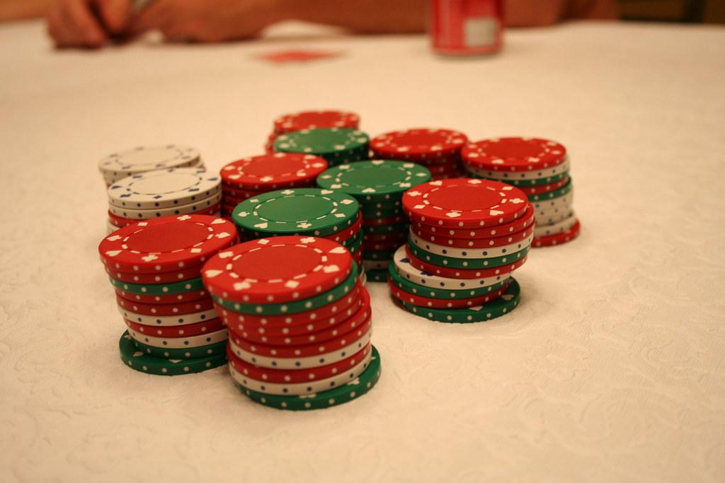 Tumpukan chip poker di atas meja permainan