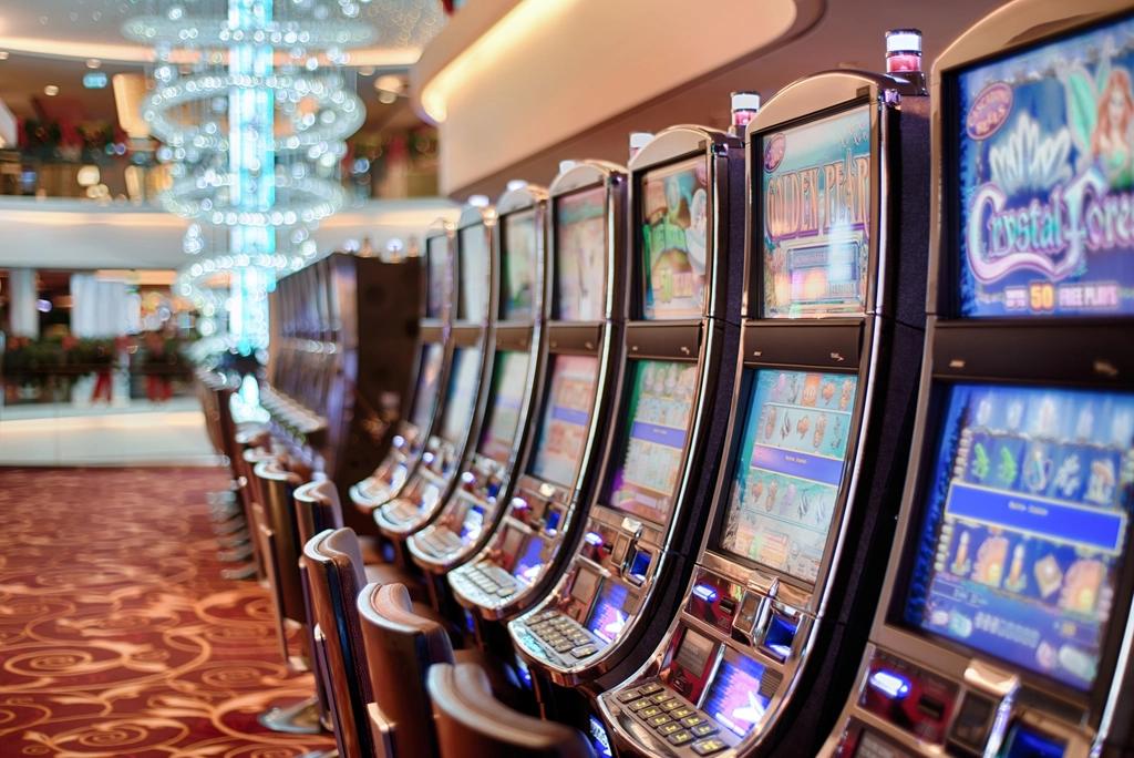 Deretan mesin slot menyala di area permainan