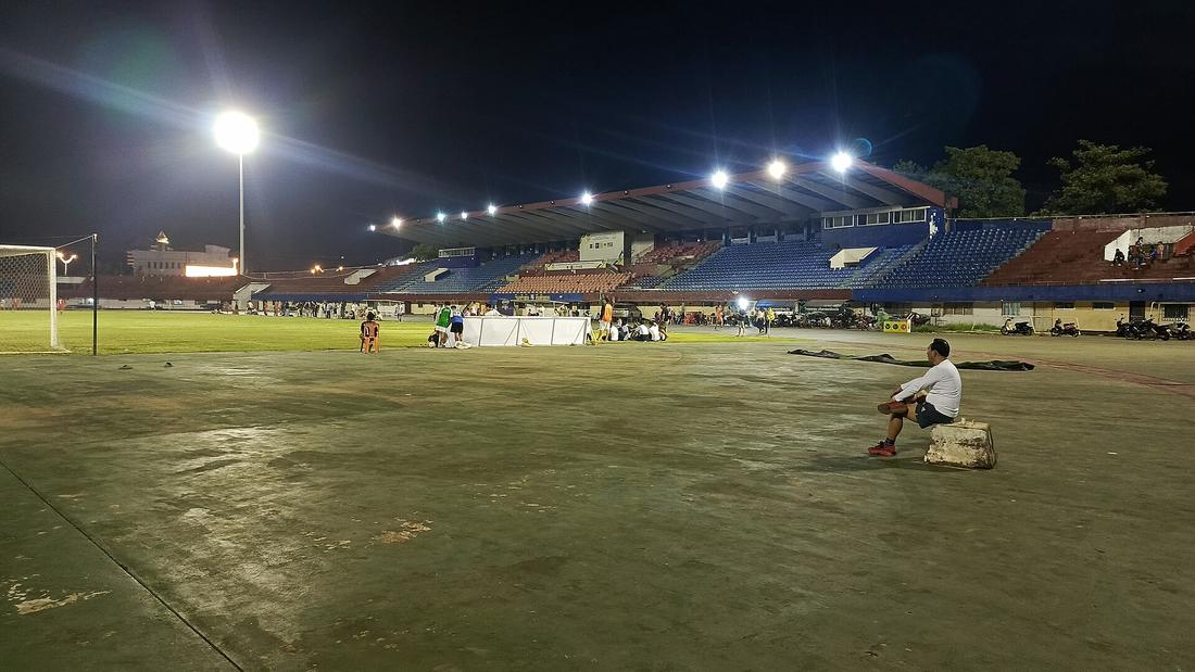 Stadion sepak bola menyala di malam hari